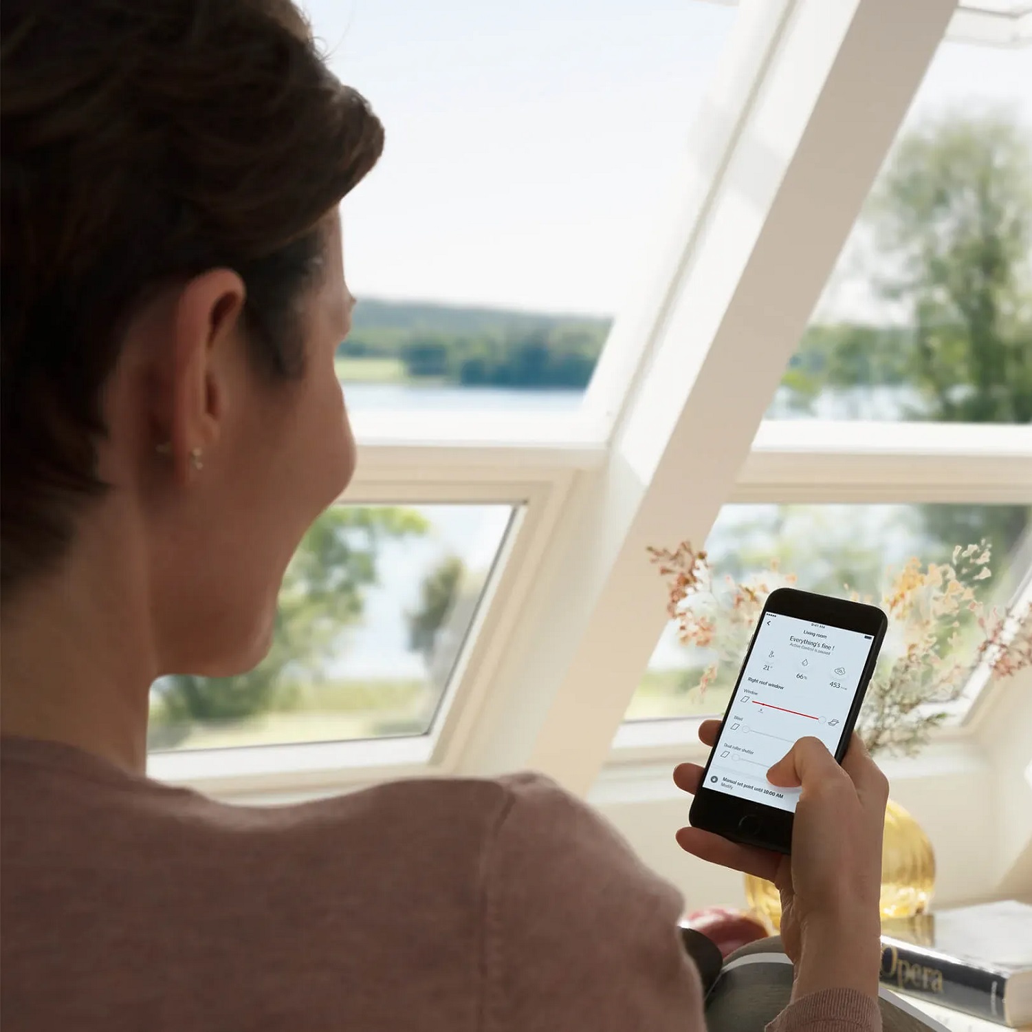 Fereastra electrica VELUX operata cu ajutorul telefonului mobil