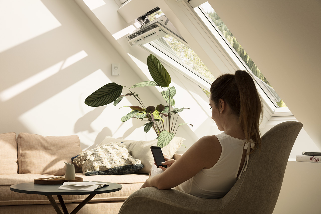Ferestre VELUX comandate cu ajutorul telefonului mobil sau al senzorilor de camera