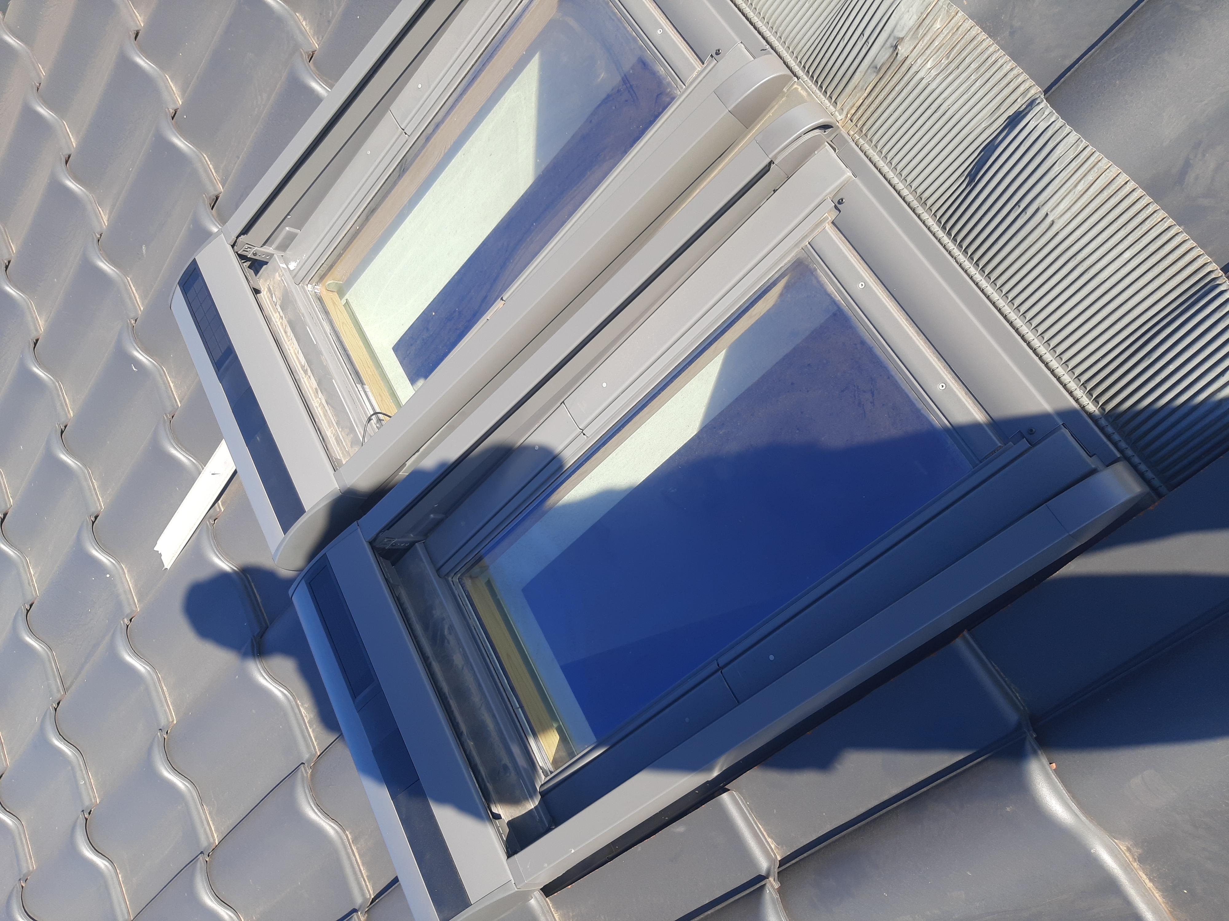 Ferestre VELUX cu motoare si rolete solare