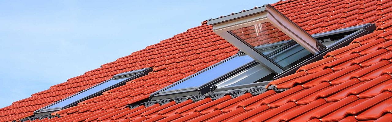 Ferestre VELUX – Gri antracit la exterior, alb, negru sau lemn natural la interior
