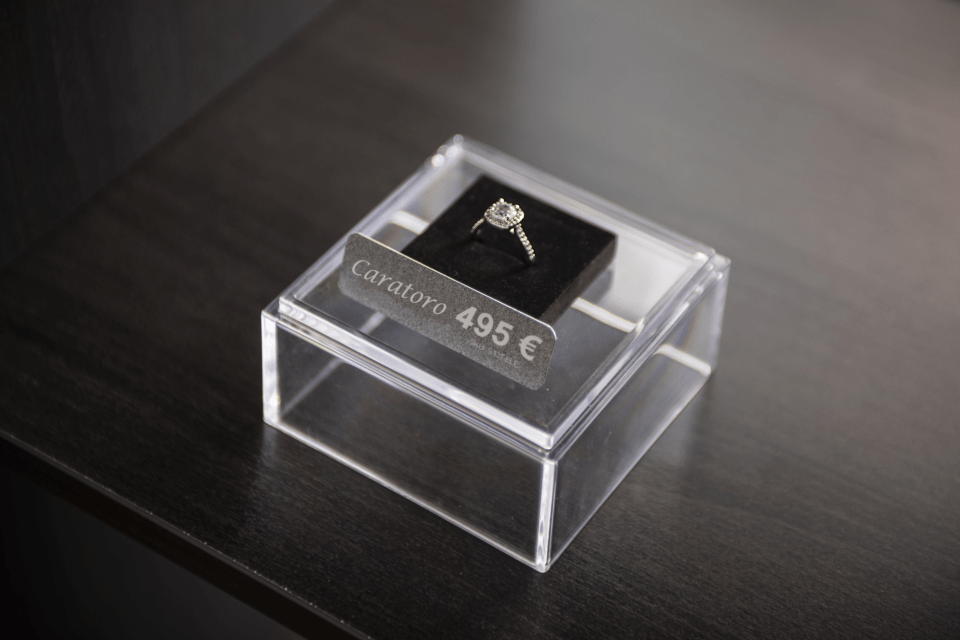 Brother TZe-PR955 Bandă Etichete Laminată 24mm, Alb pe Auriu Sclipitor - Etichetare Elegantă și Vizibilă [4]