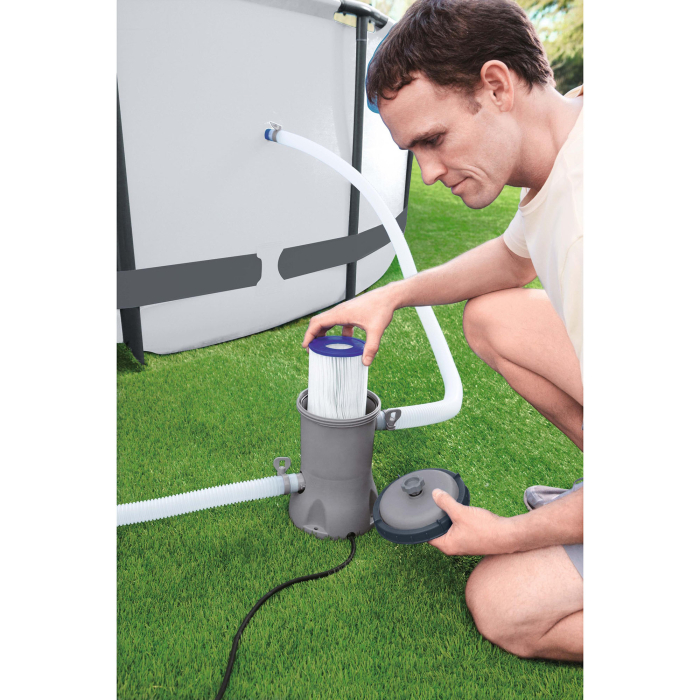 Pompa cu filtru pentru piscina Bestway, alimentare 220-240 V, transformator 12 V, 40 W, putere 3028 l/h, potrivita pentru piscine cu capacitate de 1100-17400 litri [6]