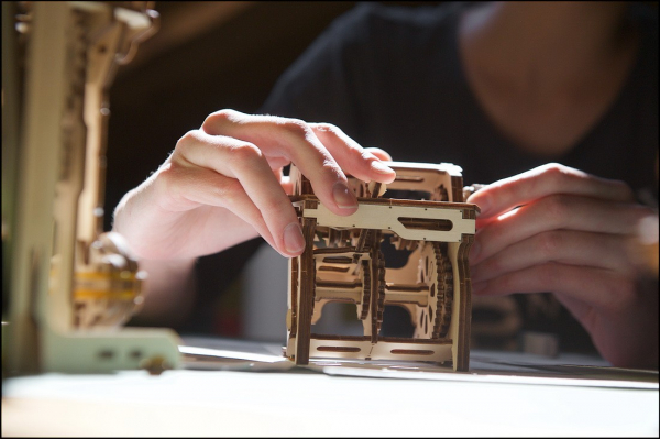 Puzzle mecanic Ugears Cutia de viteze [12]