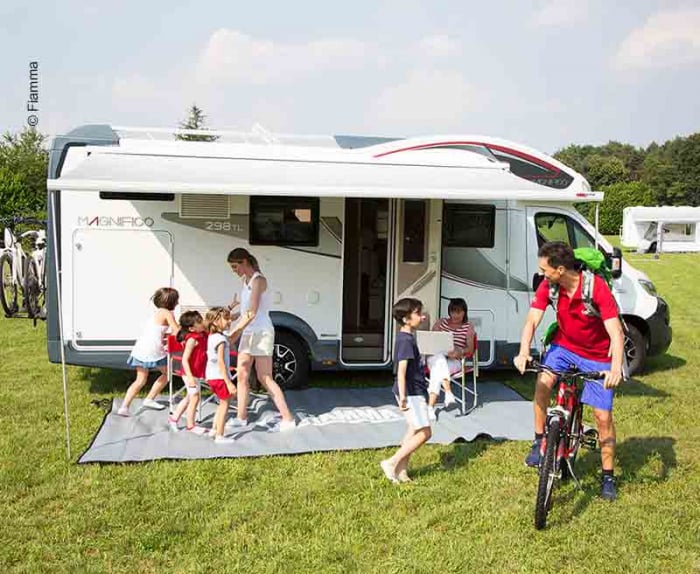https://www.rolimag.ro/copertina-pentru-autocaravane-rulote-%C8%99i-autobuze-de-camping-cu-2-%C8%99ine-de-conducte-f-mark.html?preview=1#prod-gallery [1]