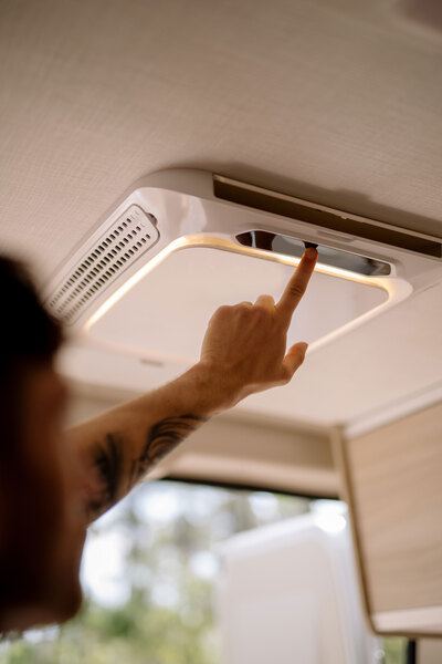 https://www.rolimag.ro/difuzor-12-v-aer-conditionat-plein-aircon-varianta-ringlight-nou-noua-tehnologie-de-flux-de-aer.html?preview=1#prod-gallery-1 [5]