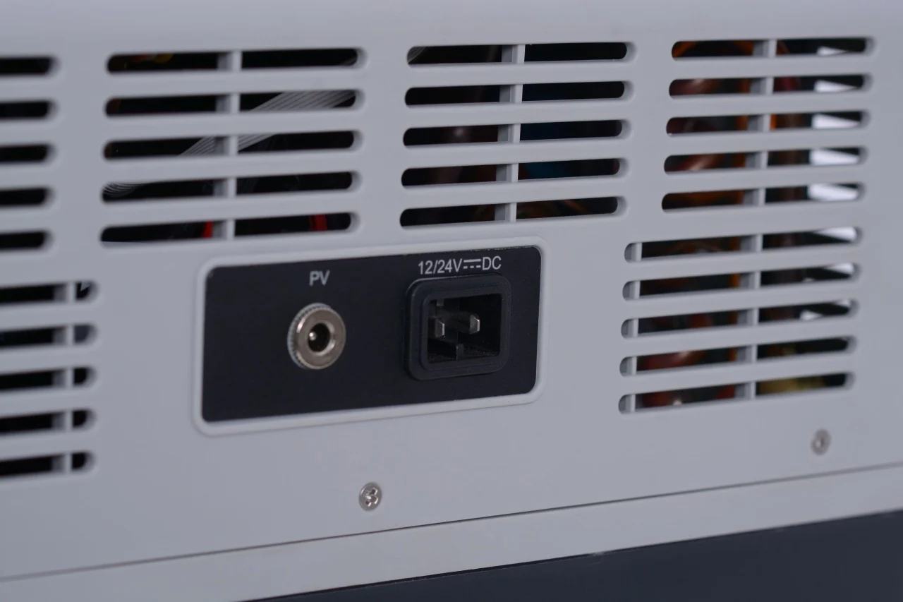 https://www.rolimag.ro/lada-frigorifica-portabila-cu-compresor-ronic-fcr-40a-40-litri-functie-bluetooth-baterie.html?preview=1#prod-gallery-1 [6]