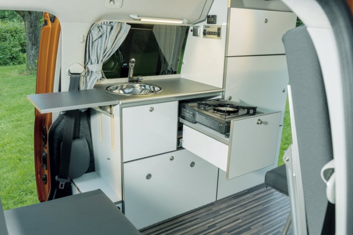 Linie de mobilier Caddy LR Camp - Include frigider, chiuvetă, baterie AGM și sistem electric [1]