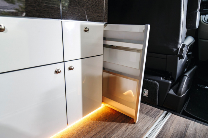 Linie de mobilier TrioLoft ca piesă finită pentru VW T6 [4]