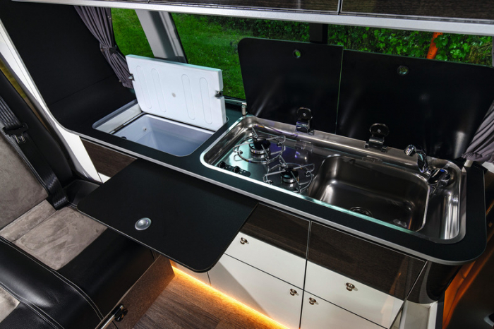 Linie de mobilier TrioLoft ca piesă finită pentru VW T6 [2]