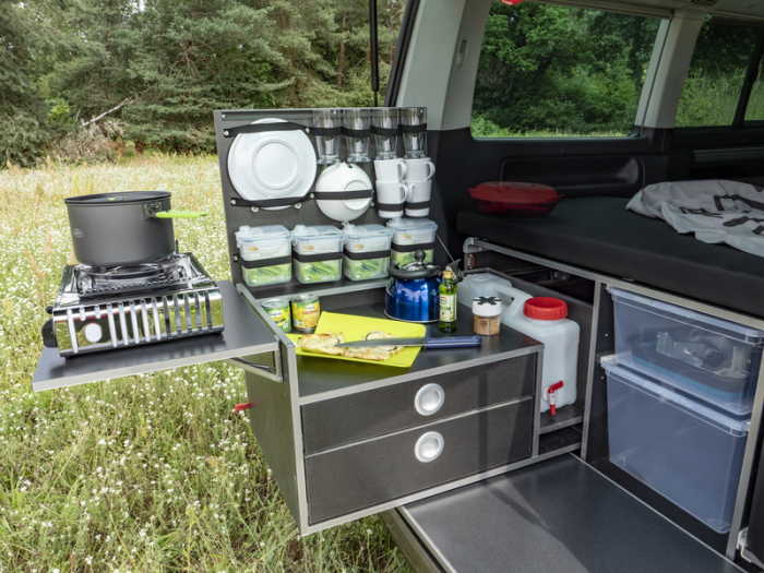 https://www.rolimag.ro/cutie-de-camping-l-cm-pentru-vw-t6-5-multivan-california-beach-cu-banca-originala-cu-3-locuri.html?preview=1#prod-gallery-1 [9]