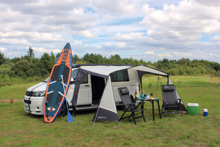 https://www.rolimag.ro/umbra-tech-line-canopy-navigheaz%C4%83-din-exteriorul-revolu%C8%9Biei-2.html?preview=1#prod-gallery-1 [3]