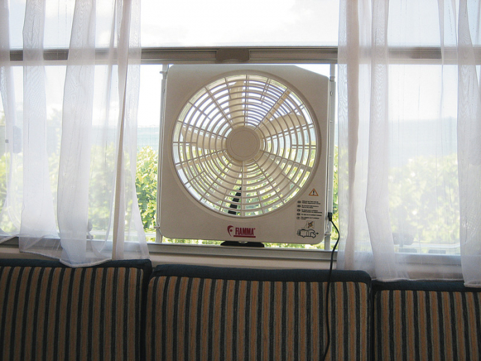 https://www.rolimag.ro/ventilator-puternic-pentru-ag%C4%83%C8%9Barea-%C3%AEn-aproape-toate-capote.html?preview=1#prod-gallery-1 [3]
