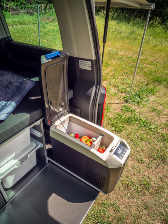 https://www.rolimag.ro/cutie-de-camping-l-cm-pentru-vw-t6-5-multivan-california-beach-cu-banca-originala-cu-3-locuri.html?preview=1#prod-gallery-1 [7]