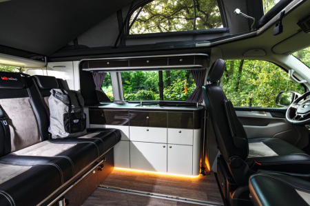 Volkswagen - Linie de mobilier TrioLoft ca piesă finită pentru VW T6