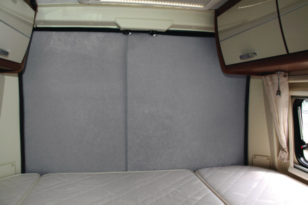 Cort-covor-fusta-terasa-accesorii - https://www.rolimag.ro/perd%C4%83-termic%C4%83-pentru-u%C8%99a-din-spate-%C3%AEnalt%C4%83-izola%C8%9Bie-%C3%AEn-dou%C4%83-p%C4%83r%C8%9Bi-a-u%C8%99ii-din-spate.html?preview=1#prod-gallery