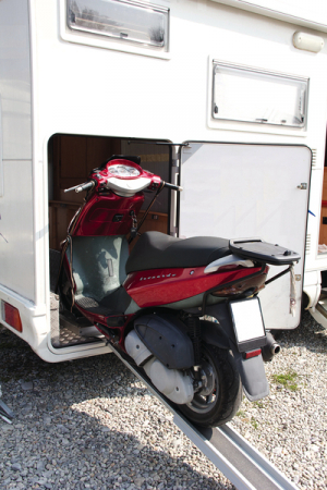 Cort-covor-fusta-terasa-accesorii - https://www.rolimag.ro/smart-rail-retragere-electric%C4%83-pentru-garajul-din-spate.html?preview=1#prod-gallery