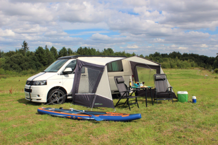 Cort-covor-fusta-terasa-accesorii - https://www.rolimag.ro/umbra-tech-line-canopy-navigheaz%C4%83-din-exteriorul-revolu%C8%9Biei-2.html?preview=1#prod-gallery-1
