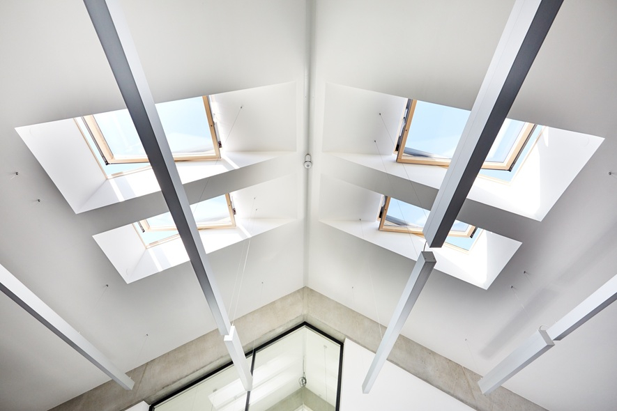 Ferestre Designo R69G cu deschidere mediana, electrica, lemn [2]