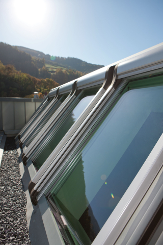 Ferestre Designo R69G cu deschidere mediana, electrica, lemn [2]