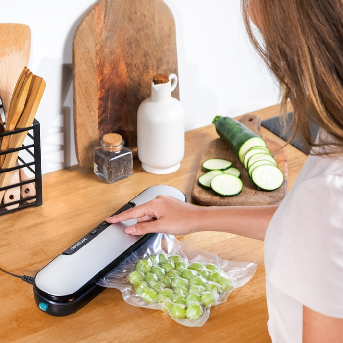 Aparat de vidat si sigilat alimente Cecotec SealVac Easy Magnetik, vidare uscata si umeda, latime 30 cm, 8 moduri, taiere folie, 90W [9]