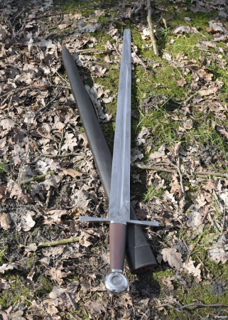 Spadă medievală cu teacă din piele [1]