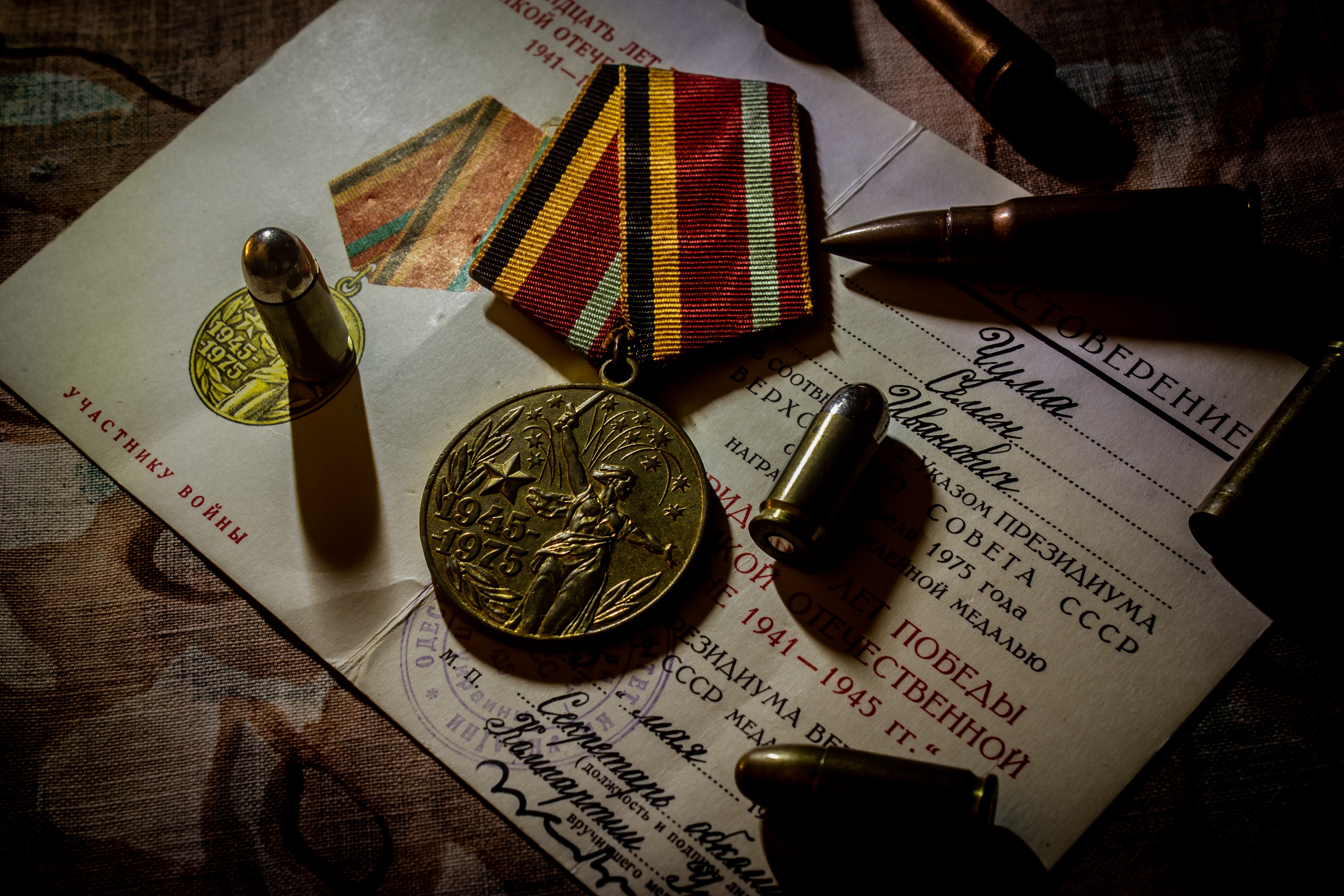 Simboluri ale sacrificiului: intelegerea semnificatiei medaliilor si insignelor militare