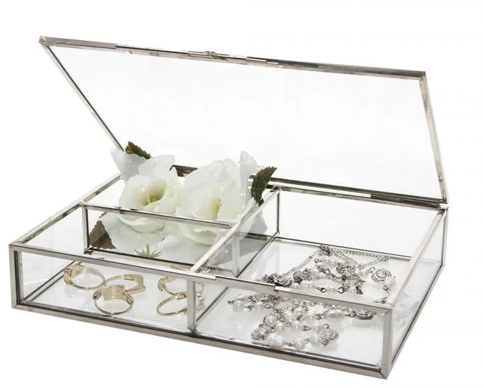 Cutia din sticla pentru bijuterii cu rame din alama - o comoara in sine