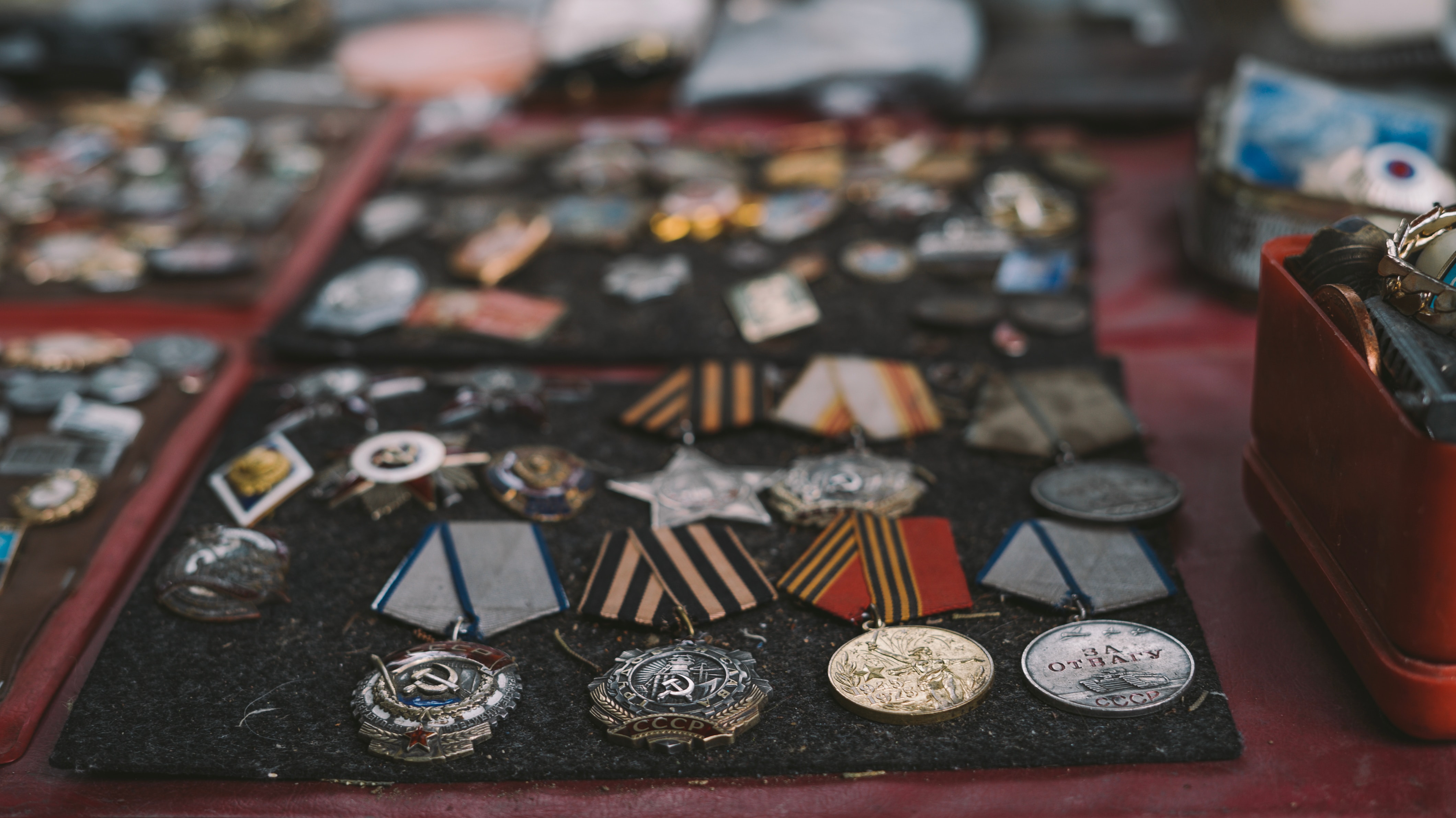 Intelegerea simbolismului si heraldicii din designul insignelor, medaliilor si ordinelor militare