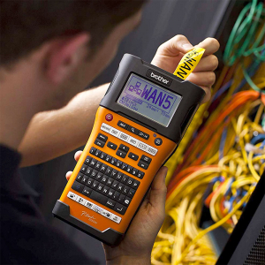 Aparat etichetat industrial Brother PT-E550WVP Kit, conectare Wi-Fi si USB, cutter automat, latime max. 24 mm, include accesorii, servieta transport, 2 benzi originale Brother TZe, PTE550WVPYJ13