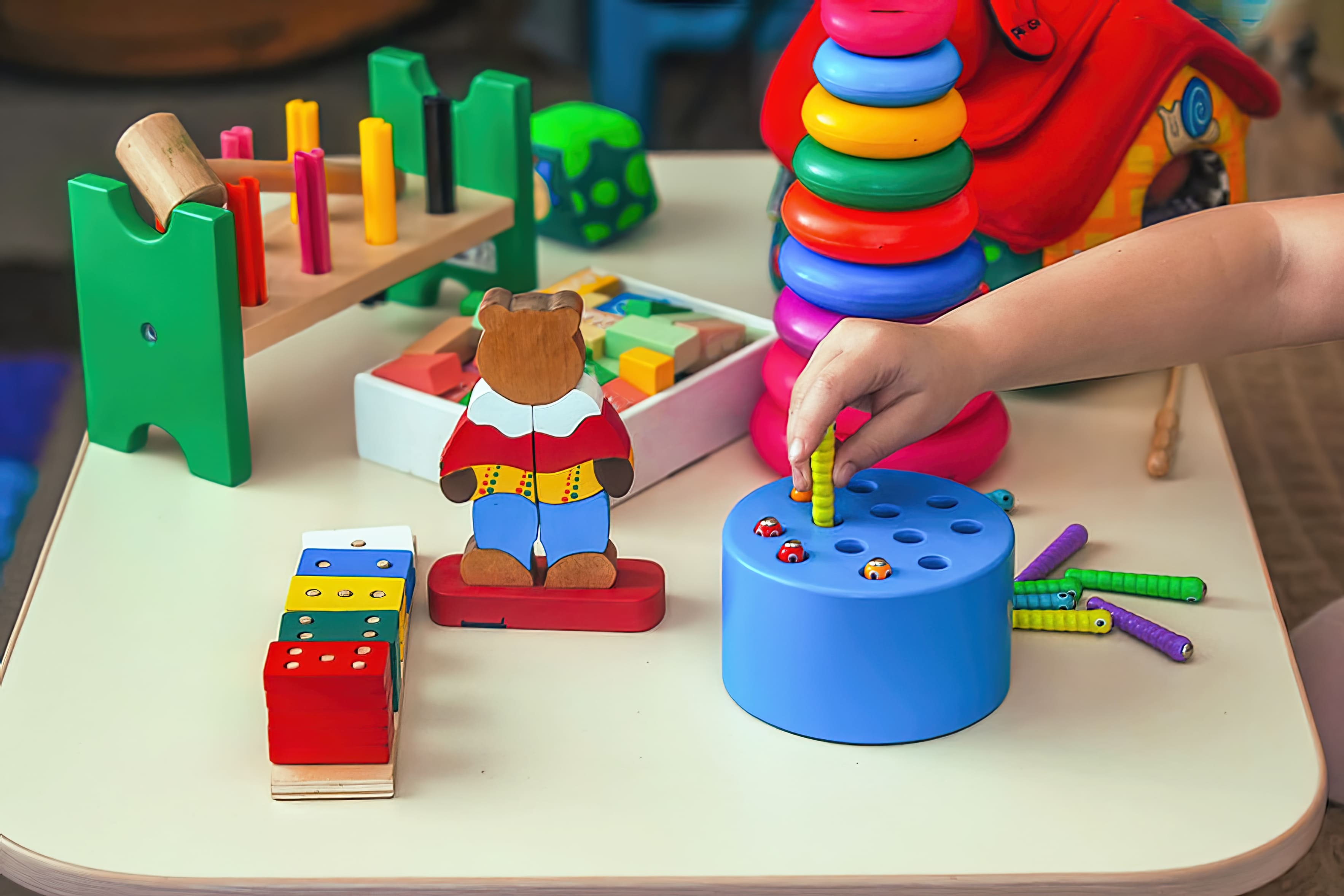 Cum ajută jucăriile Montessori să reduci timpul petrecut pe ecrane