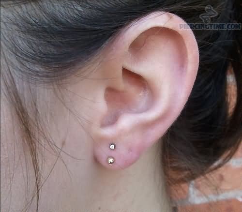 piercing vertical in lobul urechii
