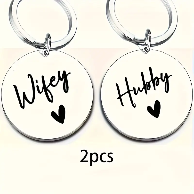 Set 2 brelocuri rotunde din oțel inoxidabil – „Wifey & Hubby” [1]