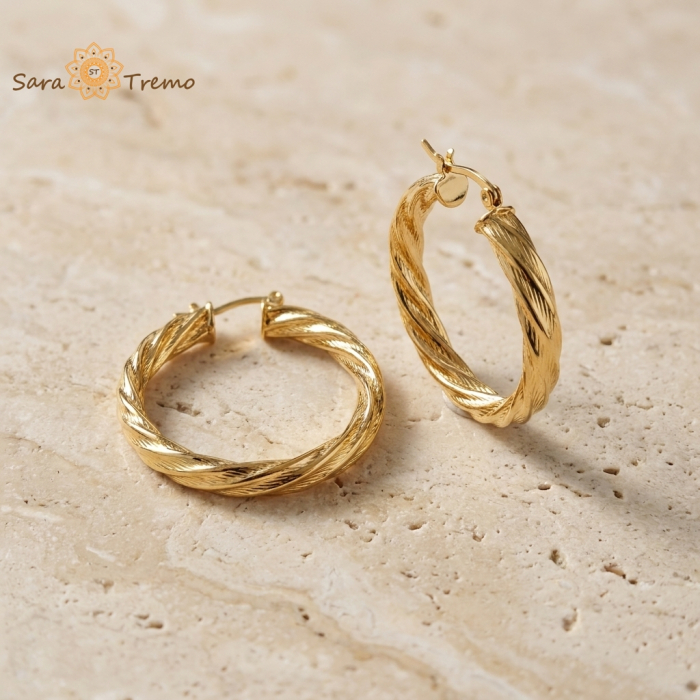 Cercei Selene – cercei rotunzi torsada placați cu aur 18K, fabricați în Brazilia, 3,5 cm [2]