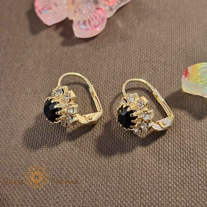 Cercei clasici placați cu aur – decor floare cu cristal zirconia negru [1]