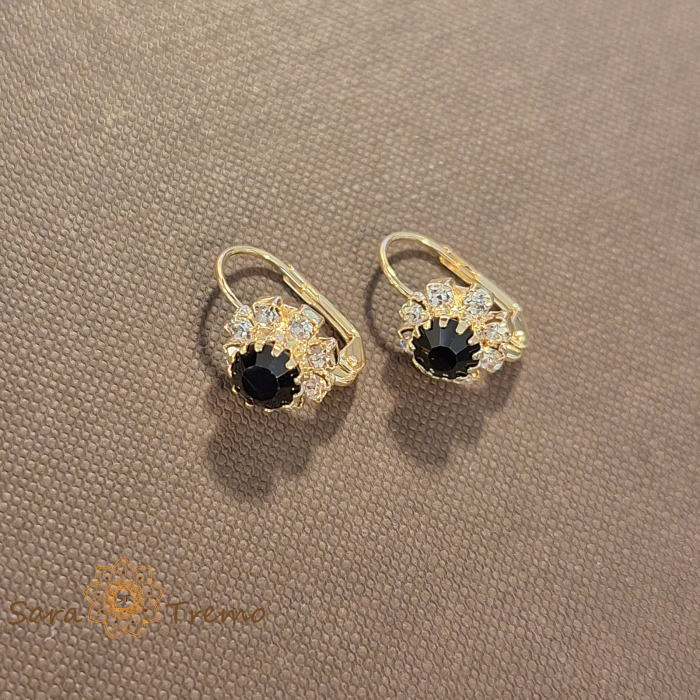 Cercei clasici placați cu aur – decor floare cu cristal zirconia negru [2]