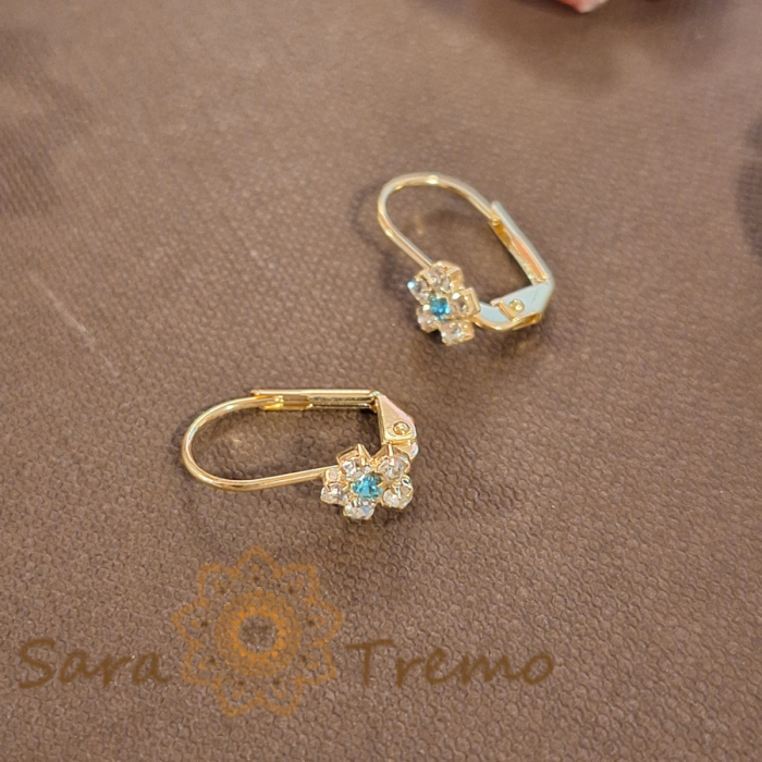 Cercei placati cu aur 18K, decor floral cu cristal zirconia bleu și cristale albe [3]