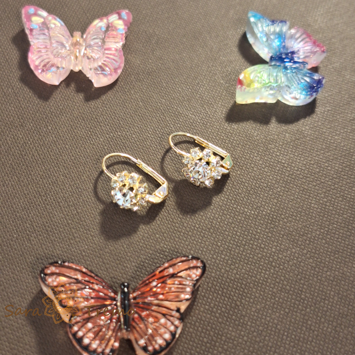 Cercei clasici placați cu aur – decor floare cu cristal zirconia alb în centru [3]