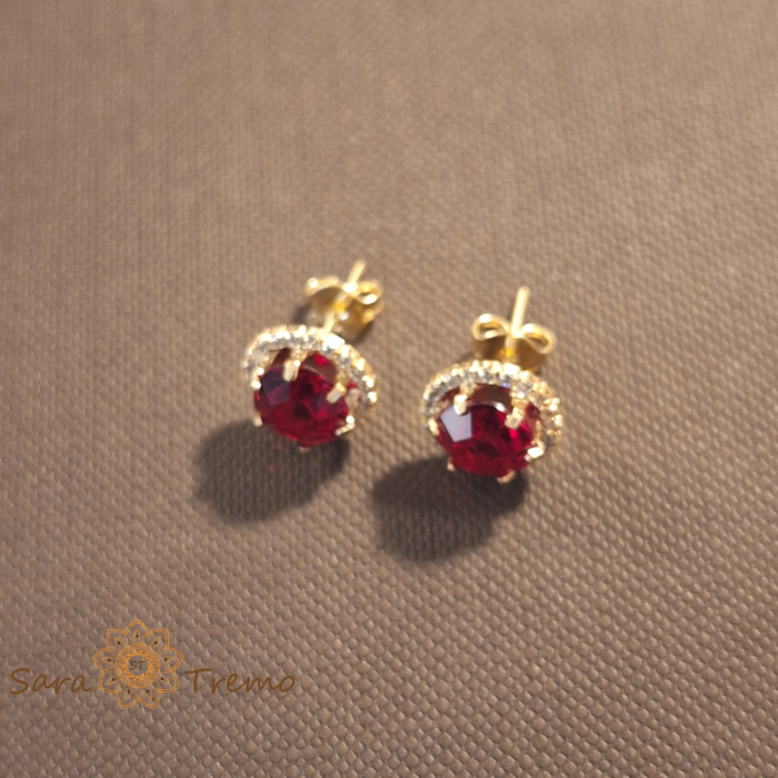 Cercei clasici placați cu aur – floare elegantă cu zirconia roșu, model cu tijă [3]