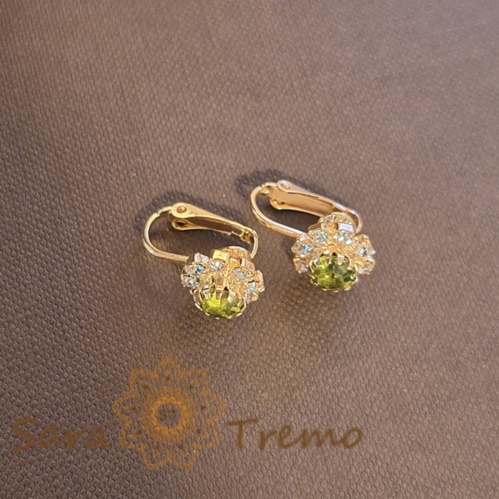 Cercei placati cu aur Rich Sparkles Verde cu clips, piatra verde înconjurată de 8 pietricele transparente [3]