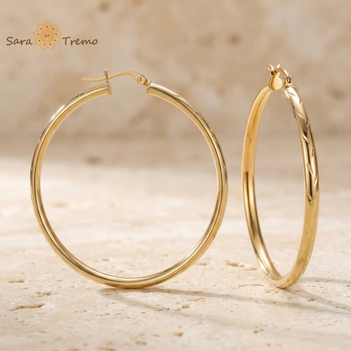 Cercei Valeria – cercei rotunzi mari cu model gravat, placați cu aur 18K, fabricați în Brazilia, 5,8 cm [2]