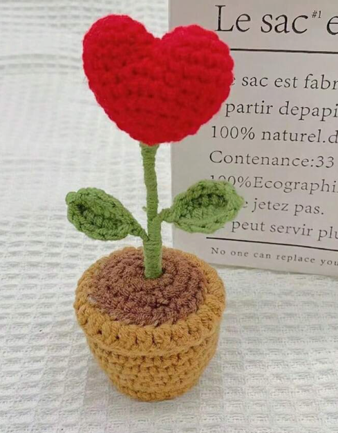 Decoratiune crosetata – Planta in ghiveci cu floare in forma de inima [2]