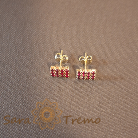 Cercei pe Lobul Urechii cu Cristale Zirconia Roșii și Închidere Fluturaș [1]