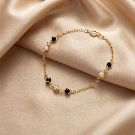 Bratari - Brățară Noir & Perle cu mărgele negre și elemente albe perlate, placată cu aur 18K. Lungime 19+5 cm, model din Brazilia, cu ștanță și certificat inclus.