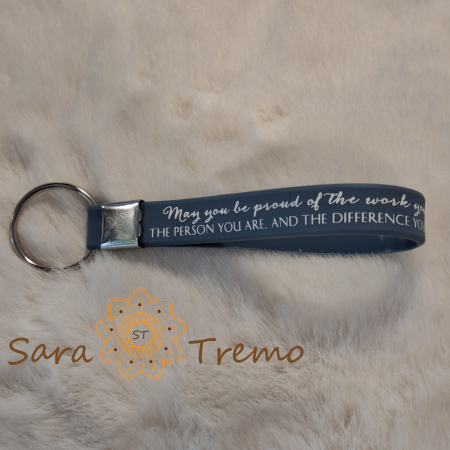 Brelocuri personalizate - Breloc cu curelușă din silicon – prindere metalică și mesaj în limba engleză