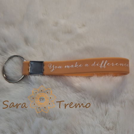 Brelocuri personalizate - Breloc cu curelușă din silicon – prindere metalică și mesaj în limba engleză
