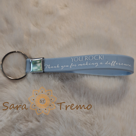 Brelocuri personalizate - Breloc cu curelușă din silicon – prindere metalică și mesaj în limba engleză