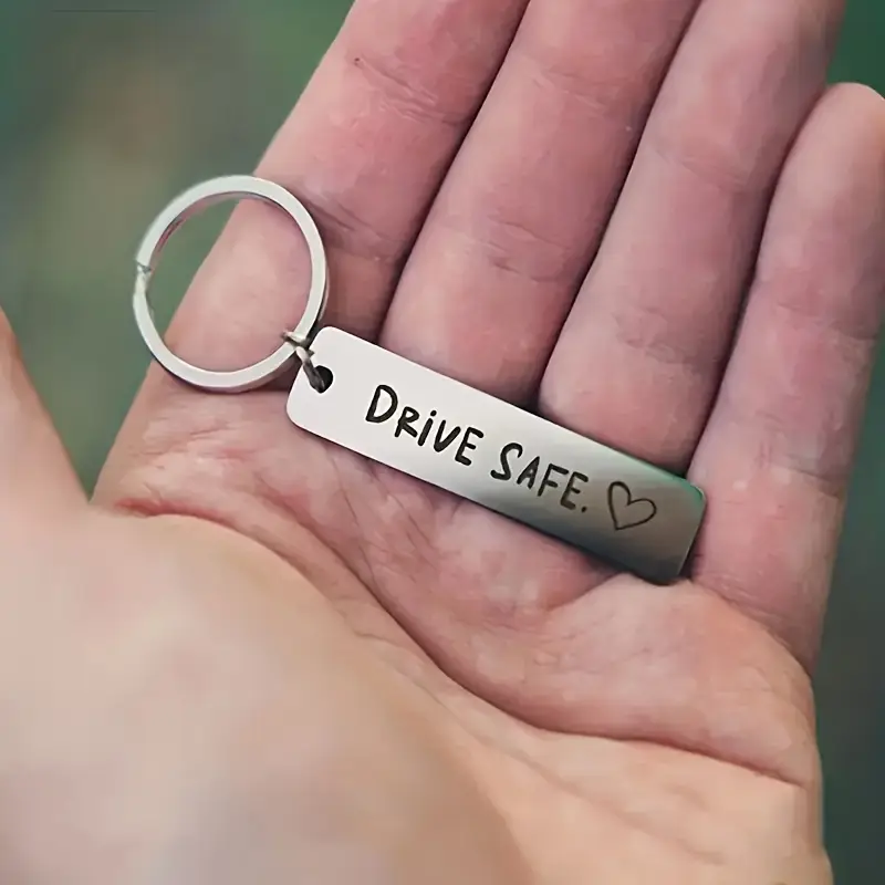 Brelocuri personalizate - Breloc elegant gravat Drive Safe cu inimioara