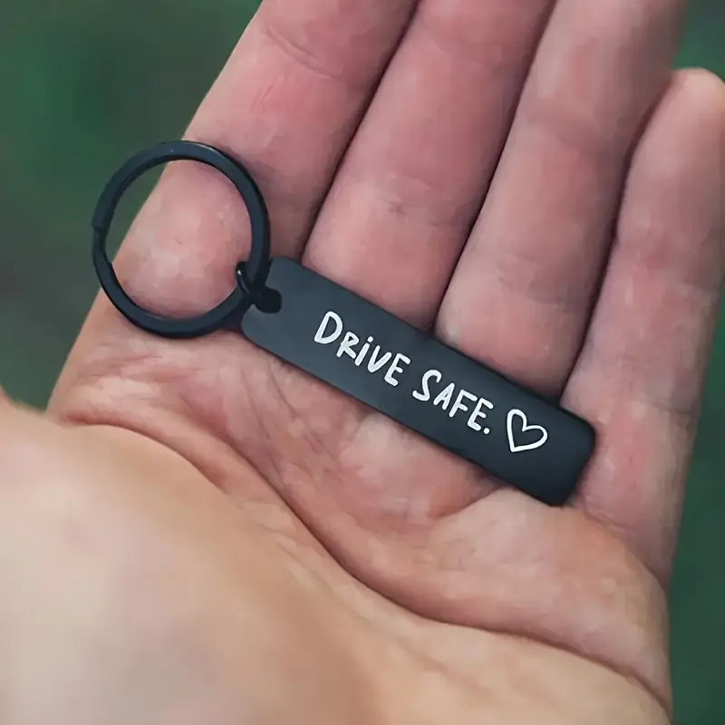 Brelocuri personalizate - Breloc elegant gravat Drive Safe cu inimioara