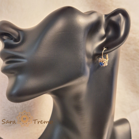 Cercei clasici placați cu aur – decor floare cu cristal zirconia indigo în centru [4]