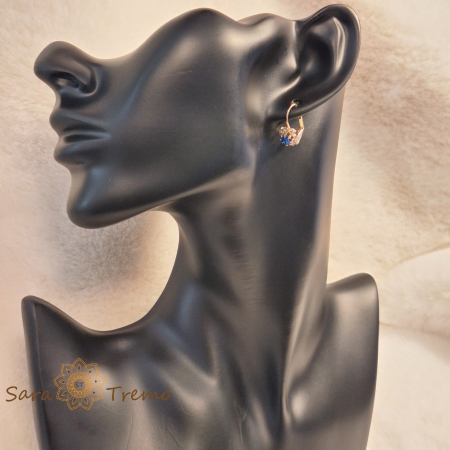 Cercei clasici placați cu aur – decor floare cu cristal zirconia indigo în centru [3]